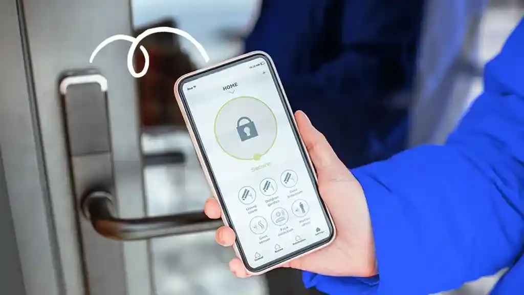 Smartphone utilisé à proximité d’une serrure connectée pour préparer une demande à distance