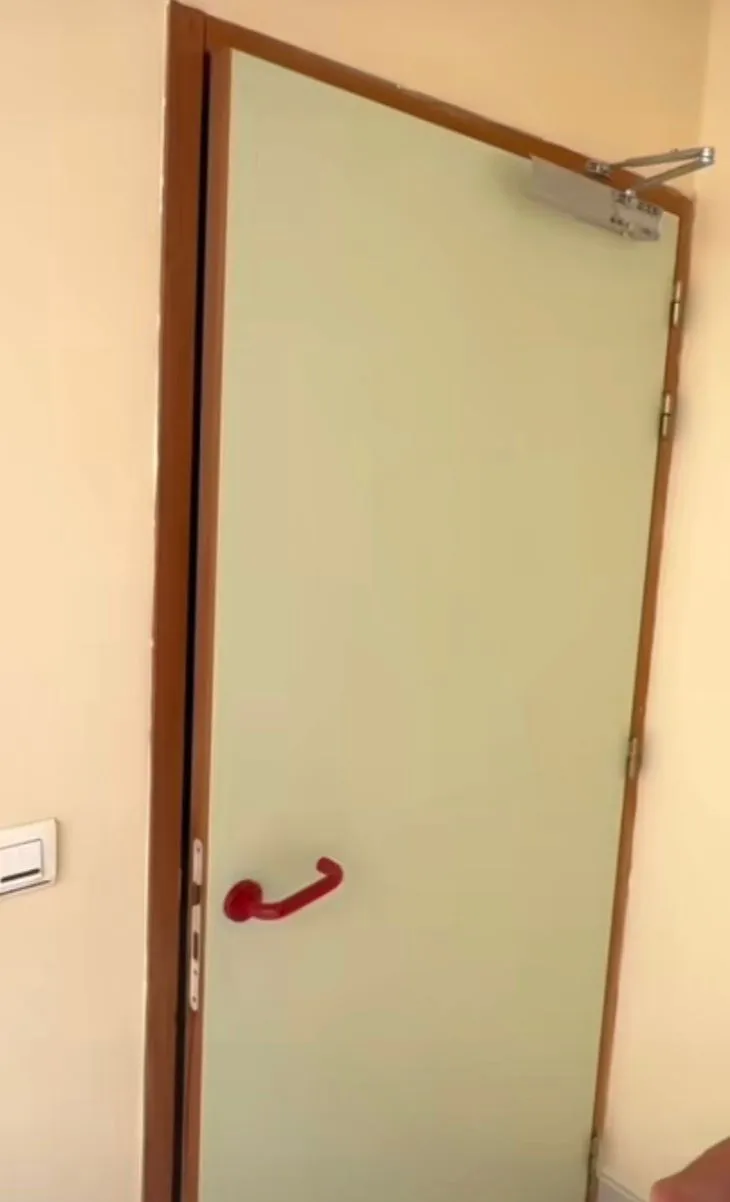 Accès de bâtiment et porte technique à Oullins