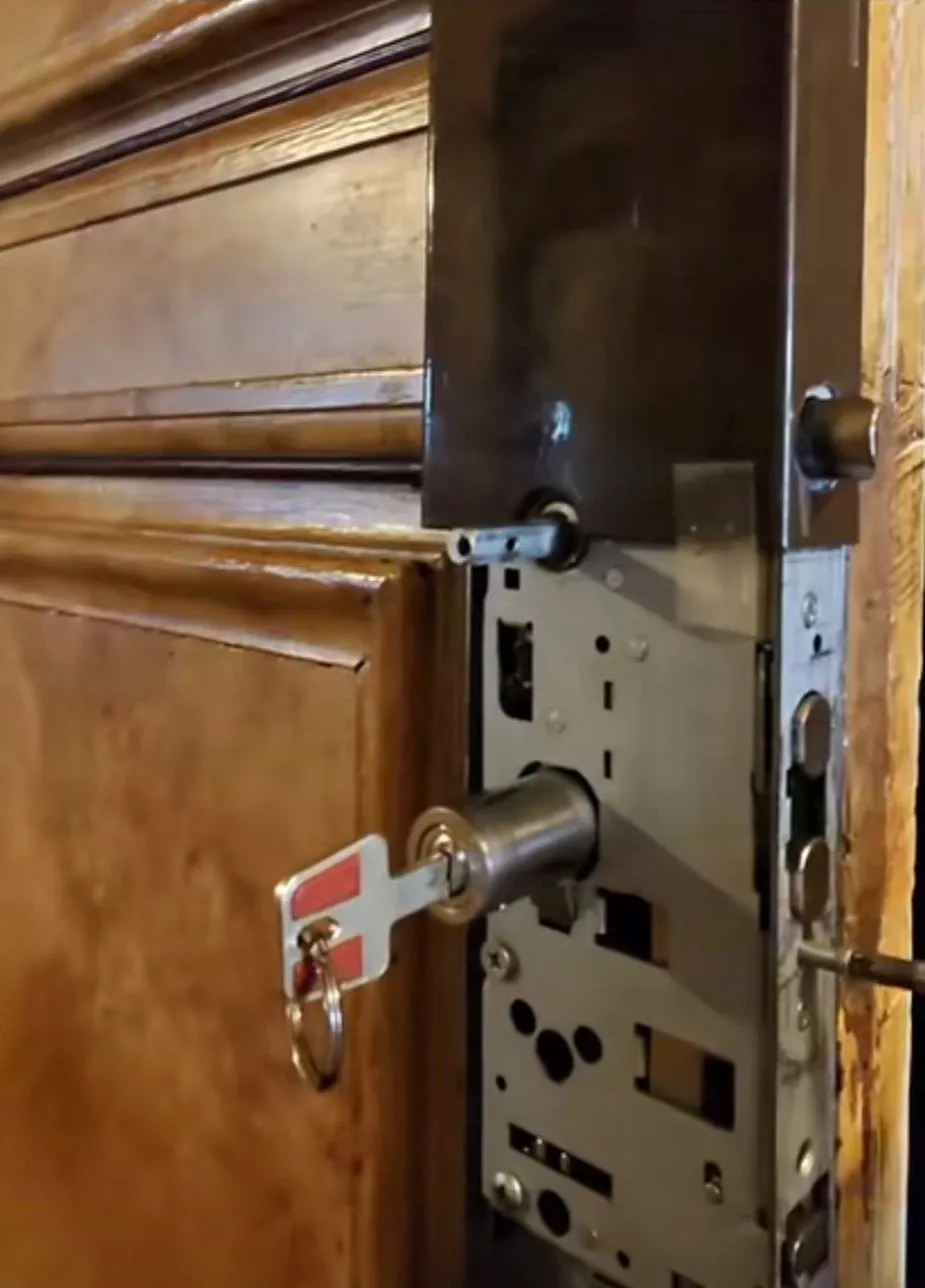 Serrure en applique installée sur une porte