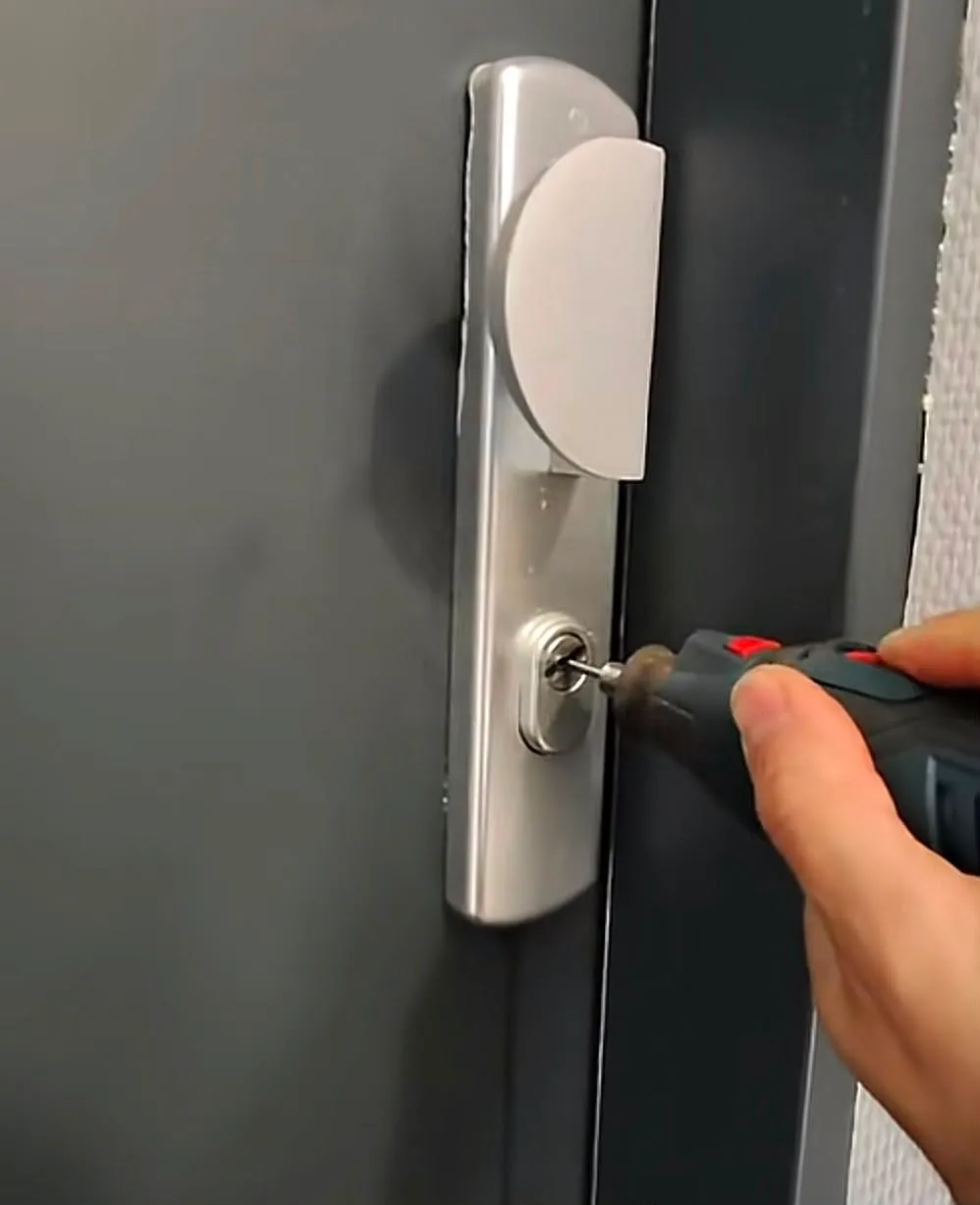 Ouverture d'une porte sécurisée par un serrurier