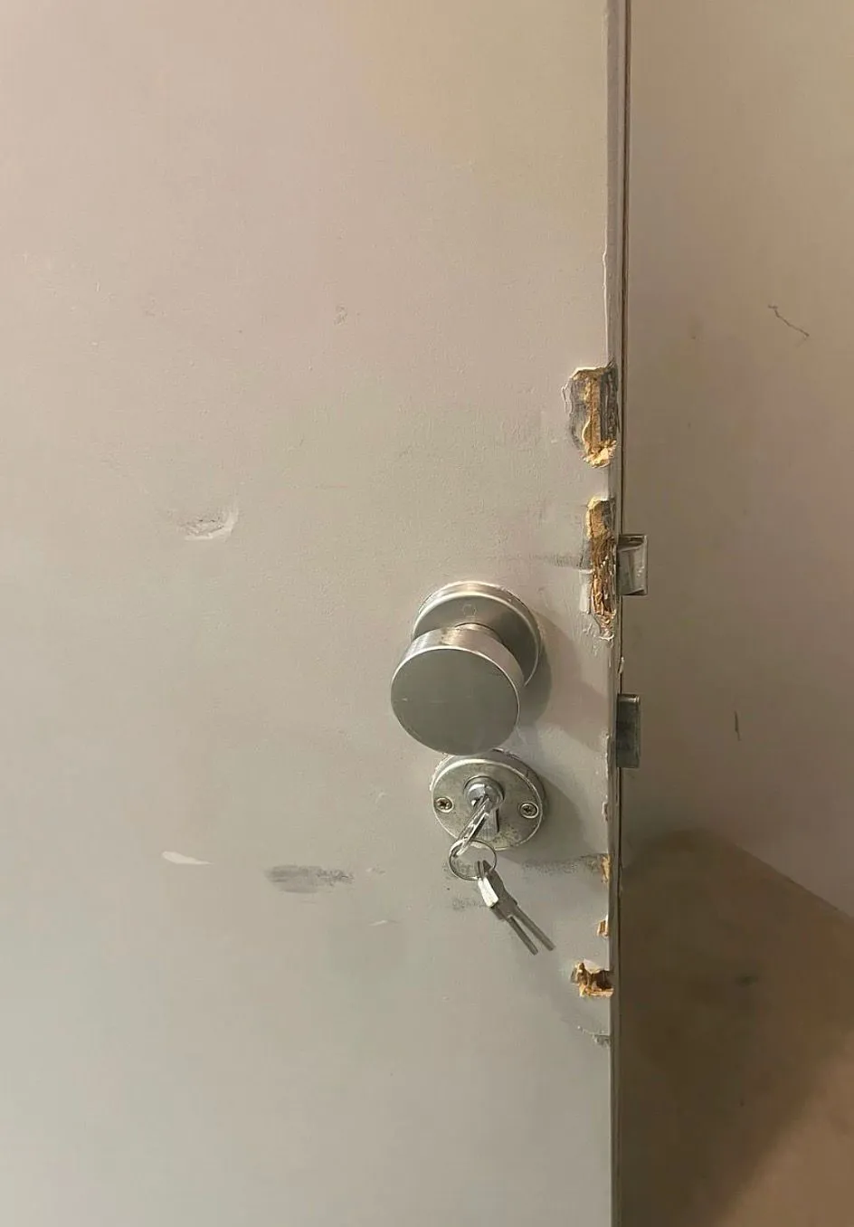 Réparation et contrôle d'une porte après effraction