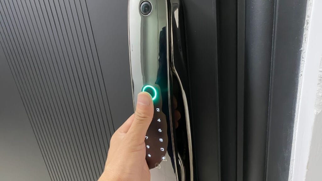 Serrurier Lyon 6 2 Personne utilisant une serrure intelligente avec un écran tactile et un bouton d'activation à Feyzin.