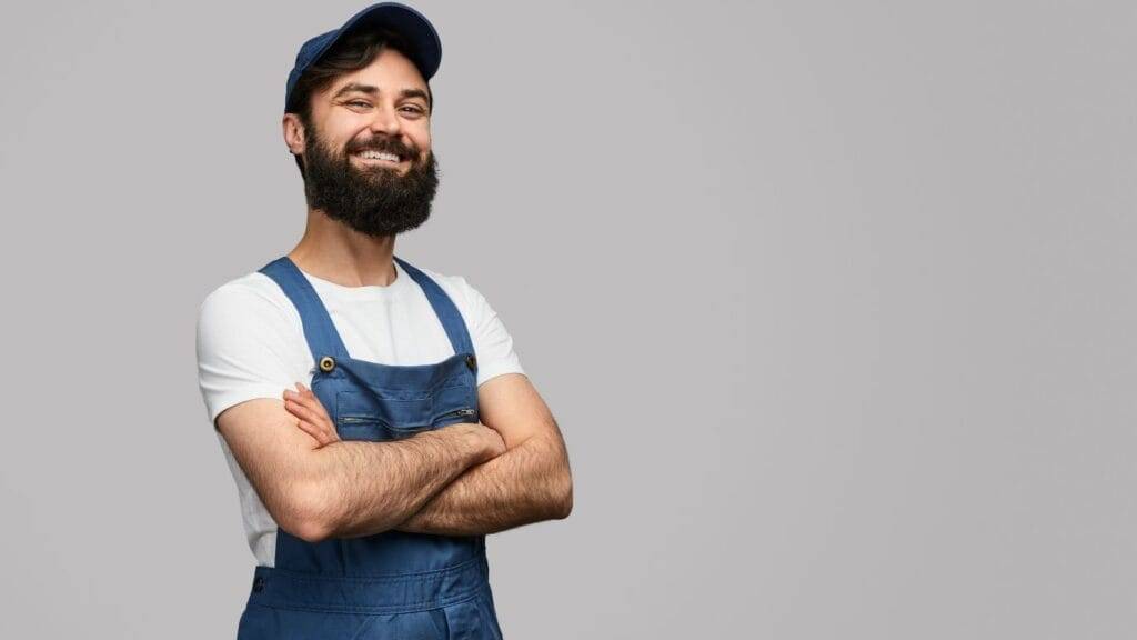 Technicien Lyon Serrurier 24/7 souriant en tenue de travail, bras croisés, représentant un serrurier de proximité professionnel