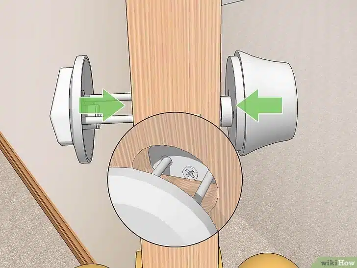 Aligner les languettes des cylindres intérieur et extérieur dans le contrôleur de pêne dormant