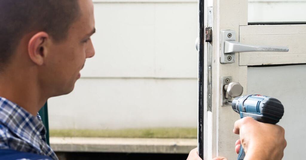 Installation de porte blindée à La Mulatière par un serrurier expert.