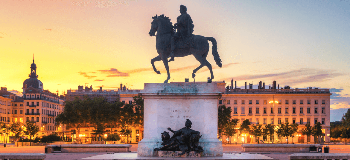 Le Cheval de Bronze, statue équestre de Louis XIV, au centre de la place Bellecour à Lyon.