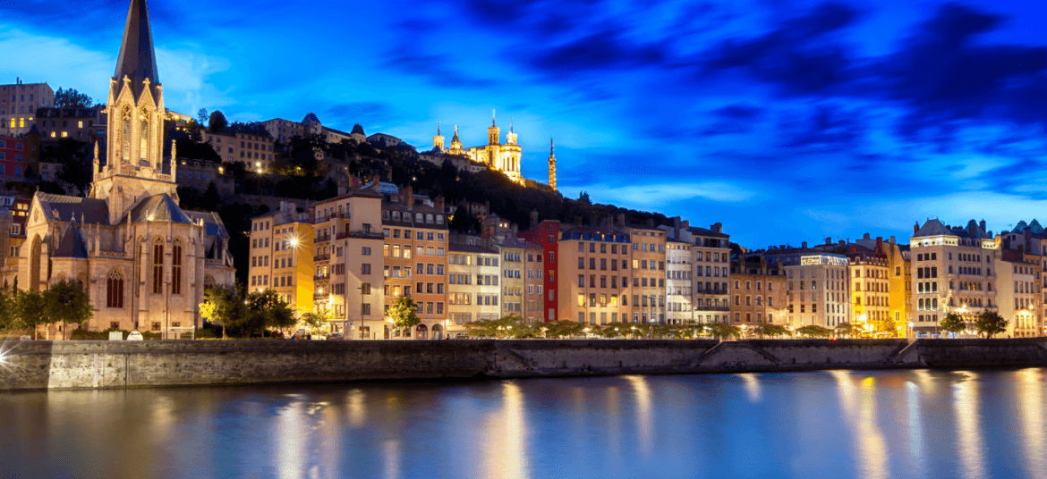 Le pont Bonaparte avec une vue panoramique sur le quartier Saint-Jean à Lyon 5.