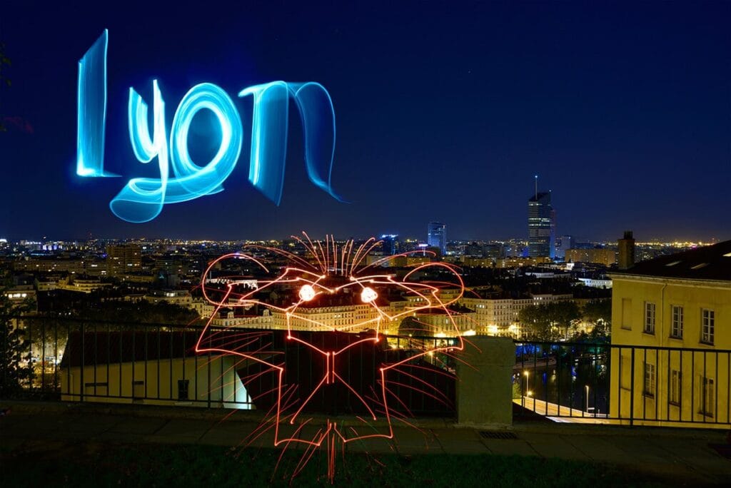 Serrurier Lyon 7 1 Vue nocturne de serrurier Lyon 7 avec des light-paintings reprĂ©sentant le mot 'Lyon' et une tĂȘte de lion, depuis un point panoramique