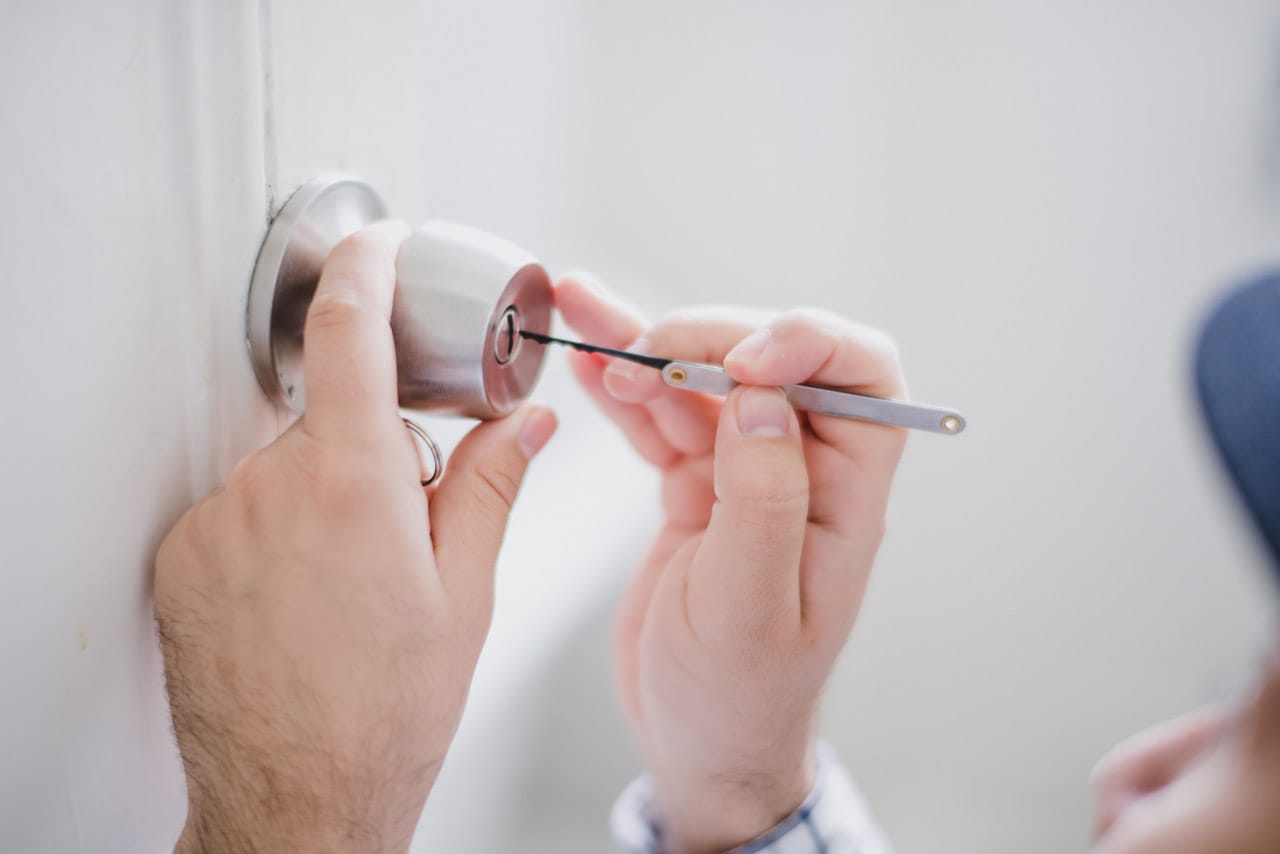 Pion anti-dégondage pour sécuriser les portes blindées et caves empêcher leur élogement.