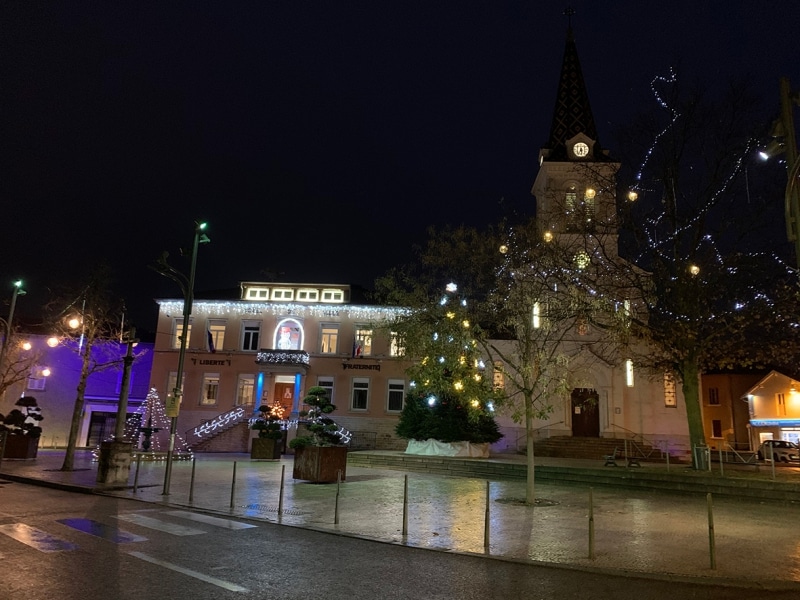 Mairie de Mions illuminée de nuit, proche des services Serrurier Du Grand Lyon