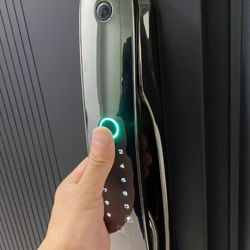 Serrurier Lyon 20 serrurier a Saint Genis Laval active Serrure électronique avec clavier tactile, activée par une empreinte numérique pour une sécurité optimale.