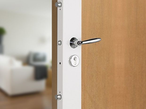 Porte d’entrée en bois équipée d’une serrure multipoints avec poignée chromée