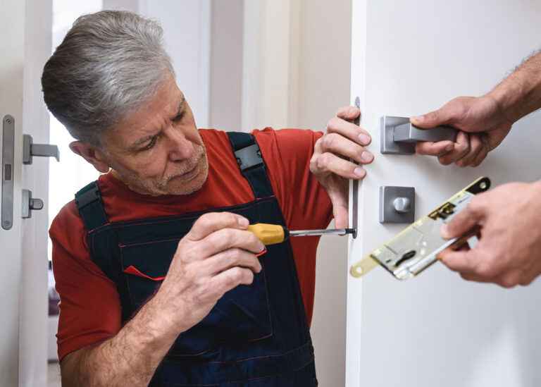 Image : réparation ou installation de serrure par un serrurier expert à Saint-Fons.