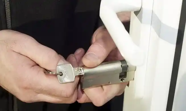 Serrurier Bron 3 Serrurier Bron procédant au changement de cylindre de serrure suite à une clé cassée, perdue ou une porte verrouillée
