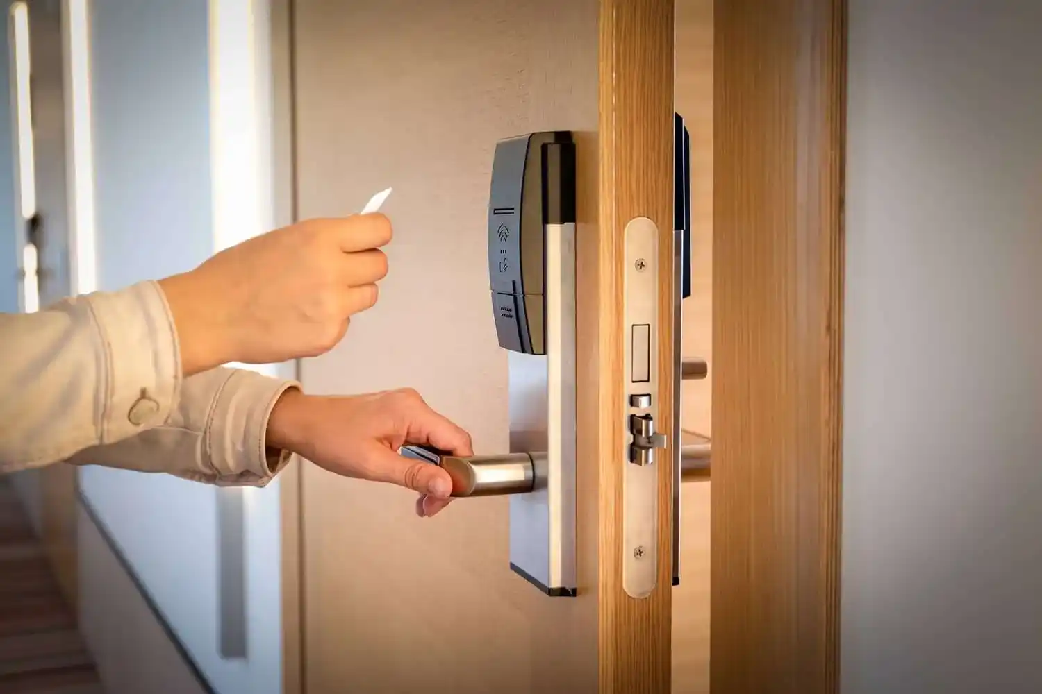 Serrurier Bron 5 Serrurier Bron installant une serrure électronique sécurisée avec carte d’accès pour renforcer la sécurité d’une porte à Bron