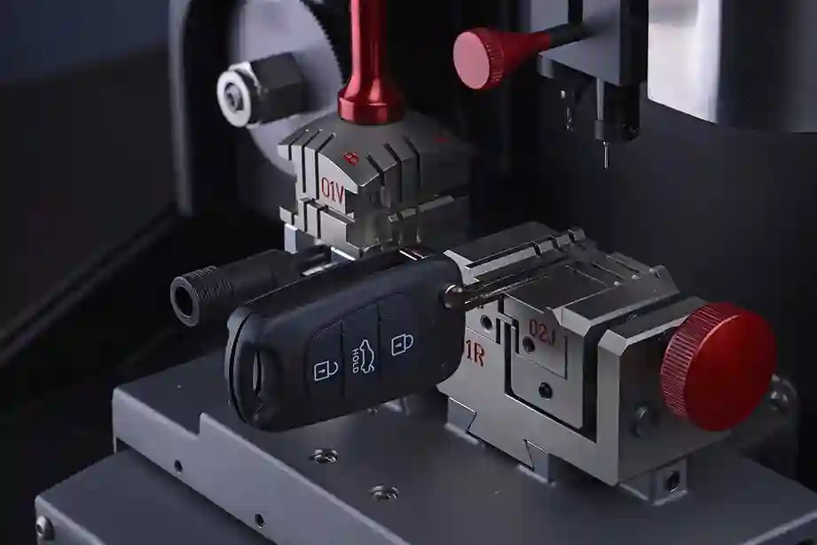 Serrurier Bron 7 Serrurier Bron effectuant la reproduction et la programmation de clés de voiture avec une machine électronique spécialisée