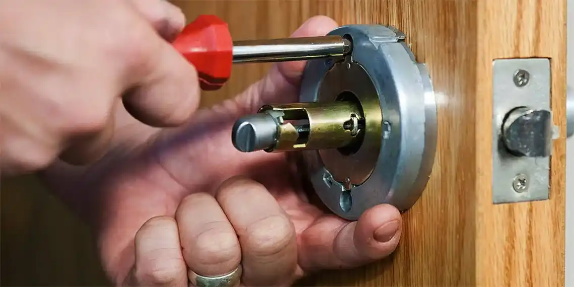 Serrurier Corbas 3 SSerrurier Corbas intervenant sur une serrure ou un cylindre de porte après une effraction, une clé cassée ou une porte verrouillée