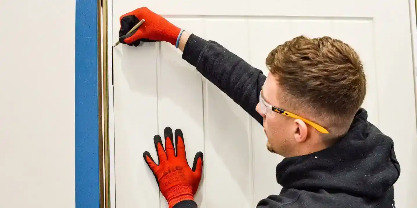 Serrurier Dardilly effectuant un ajustement précis sur une porte pour un alignement parfait et un fonctionnement optimal, intervention soignée à Dardilly.
