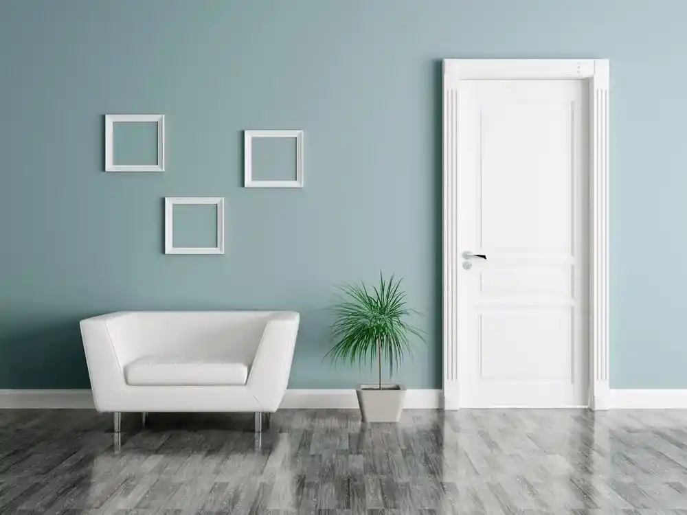 Serrurier Feyzin 4 Serrurier Feyzin installant une porte équipée de cornières anti-effraction, barre de pivot certifiée A2P (BP1, BP2, BP3), renforts de paumelles et poignée blindée de sécurité