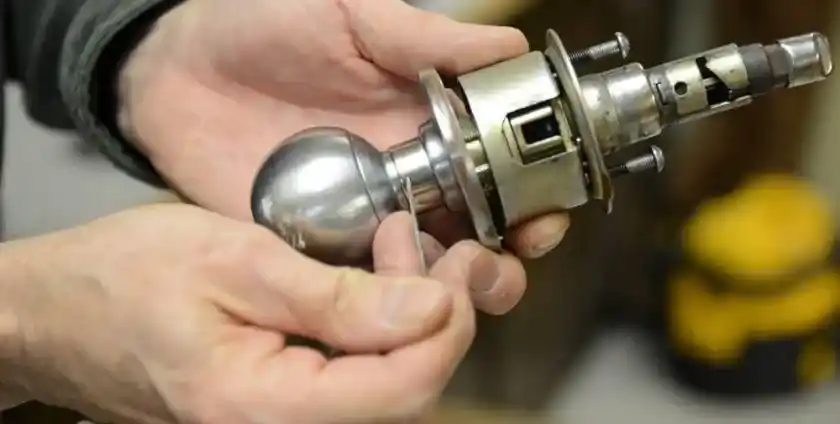 Serrurier Genas 2 Serrurier Genas effectuant le remplacement d’une serrure et l’installation d’une nouvelle poignée de porte pour une sécurité optimale