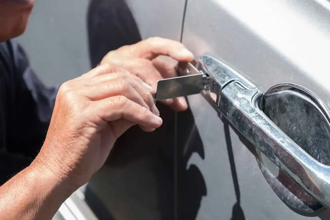 Intervention d’un serrurier Givors pour ouvrir une portière de voiture verrouillée sans clé, service rapide sur Givors et alentours.
