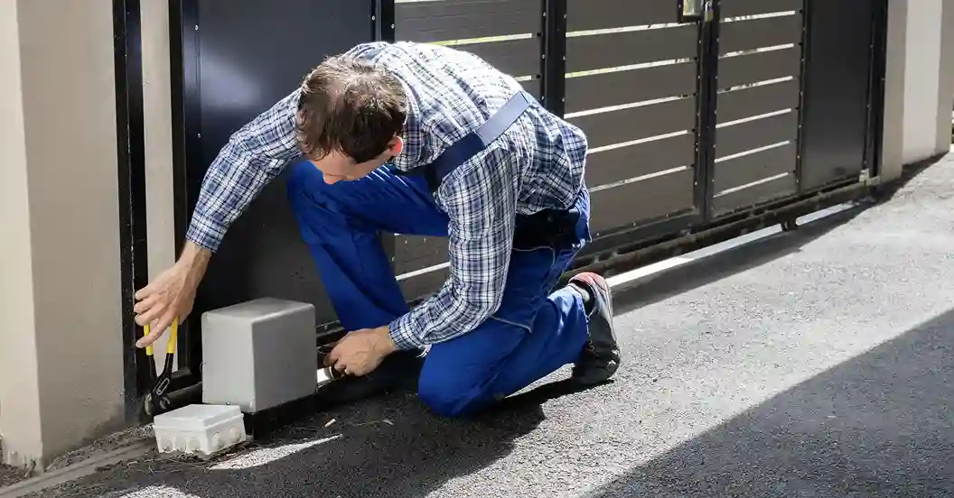 Intervention d’un serrurier à La Mulatière pour réparer et dépanner un portail motorisé, spécialiste en automatisme de portail.