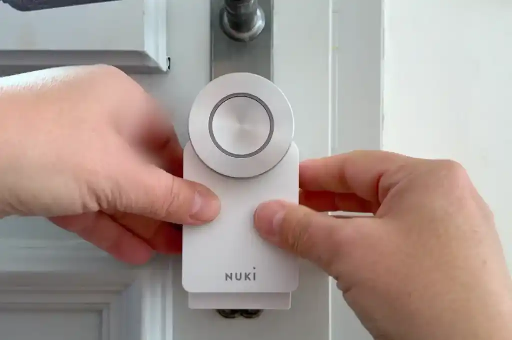 Installation d’une serrure connectée par un serrurier à La Mulatière pour renforcer la sécurité et faciliter l’accès sans clé.