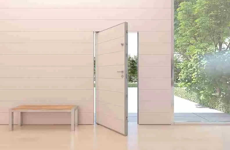 Porte entrouverte dans une maison lumineuse, illustration d’une intervention de serrurier à La Mulatière pour ouvrir une porte claquée ou verrouillée.