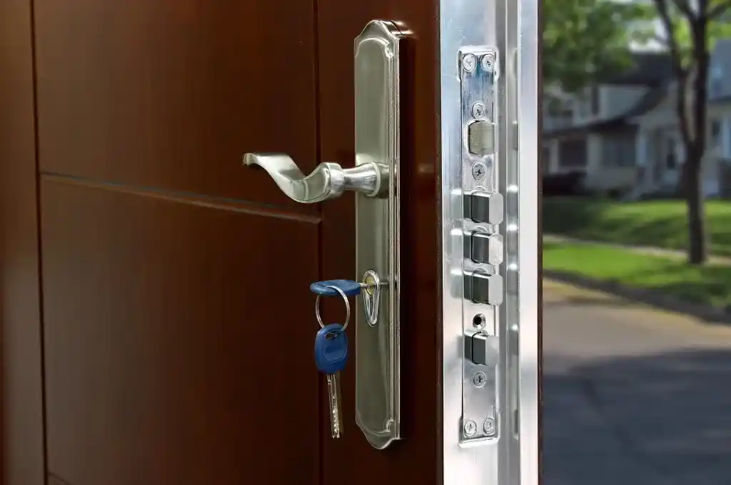 Pose d’une porte blindée A2P par un serrurier à Lyon 2
