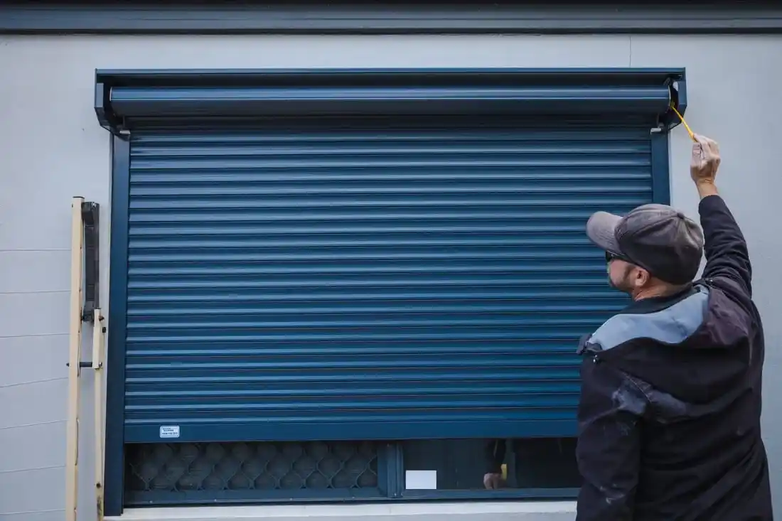 Serrurier Lyon 8 intervenant sur un volet roulant métallique pour réparation ou dépannage, sécurité des ouvertures à Lyon 8