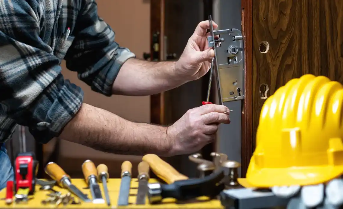 Serrurier Meyzieu 3 Serrurier Meyzieu: ouverture de porte, dépannage et remplacement de serrure par un expert, outils professionnels sur table à Meyzieu.