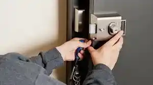 Intervention d’un serrurier à Oullins pour changer une serrure de sécurité sur une porte d’entrée – dépannage rapide, serrure claquée ou verrouillée.