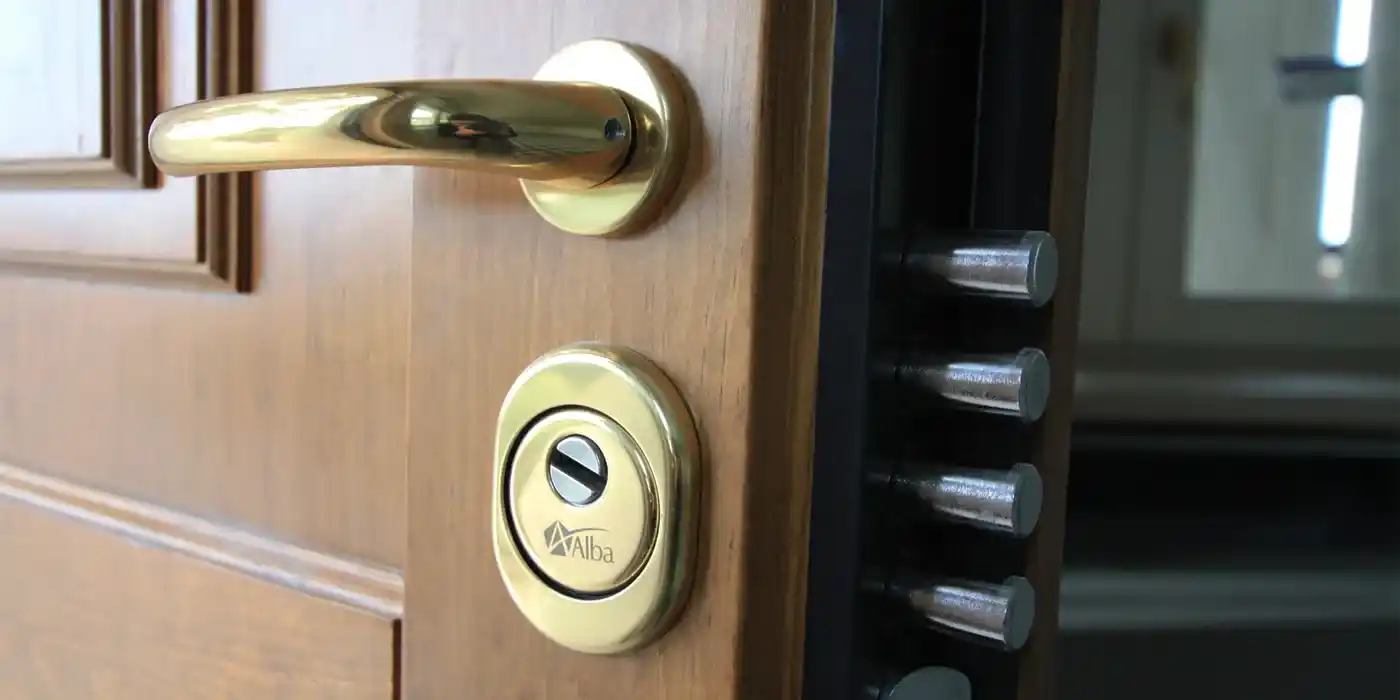 Serrurier Vénissieux 4 Serrurier Vénissieux installant un bloc porte blindée avec blindage pivot pour renforcer la sécurité d’un logement à Vénissieux