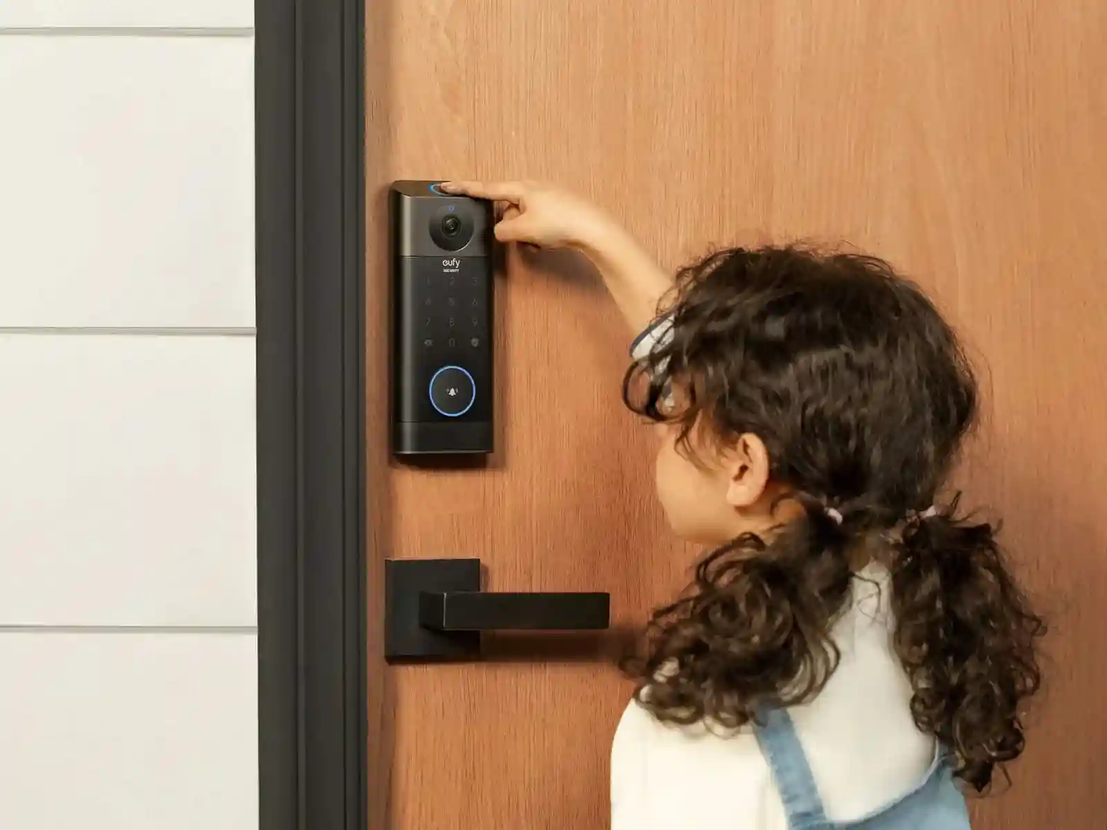 Serrurier Vénissieux 5 Serrurier Vénissieux installant un visiophone et une serrure connectée pour renforcer la sécurité d’un appartement à Vénissieux