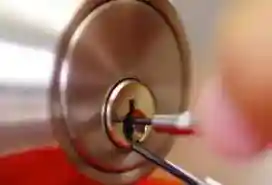 Outil de crochetage inséré dans une serrure métallique – technique d’ouverture fine utilisée par un serrurier à Lyon