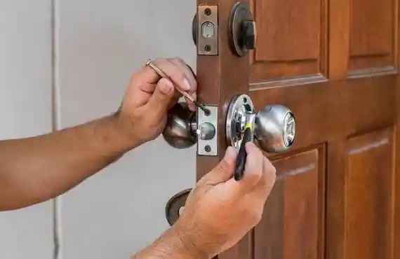 Serrurier Mions 3 Serrurier à Mions effectuant l’ouverture d’une porte verrouillée à l’aide d’outils professionnels – dépannage rapide et sans casse par un serrurier du Grand Lyon