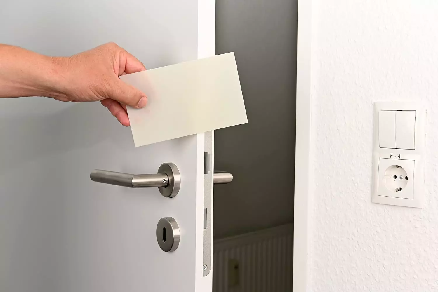 Serrurier utilisant une carte et une radio pour ouvrir une porte claquée sans clé à Lyon – méthode non destructive et rapide